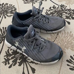 Boys Youth Under Armour 3.5y tennis shoes